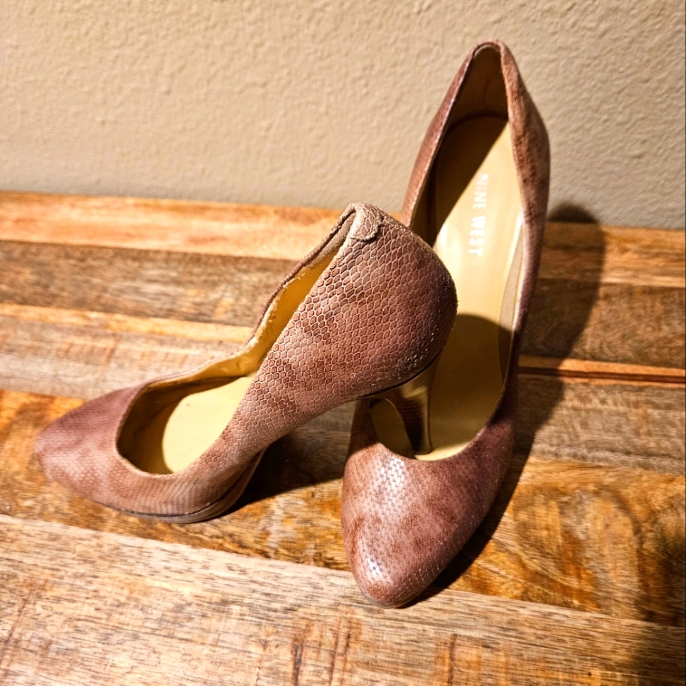 Nine West textured brown round toe heels Size 8